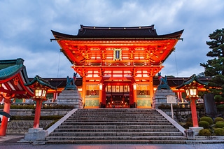 夜晚的伏見稻荷神社有股神祕氣息,日本京都