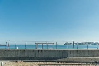 日本紀伊半島美麗海邊無人的月台