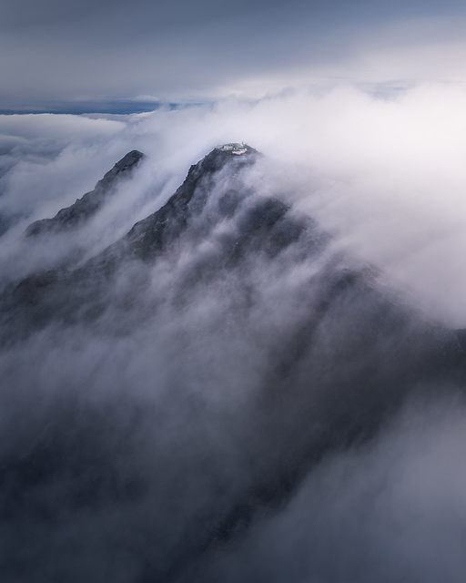飛上雲端/ Above the Clouds